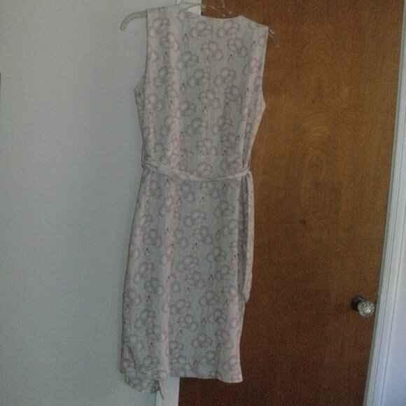 NWT Ivory & Mauve Floral Print Sleeveless Wrap Dress with Matching Sash Belt ~ 6 - Picture 3 of 4